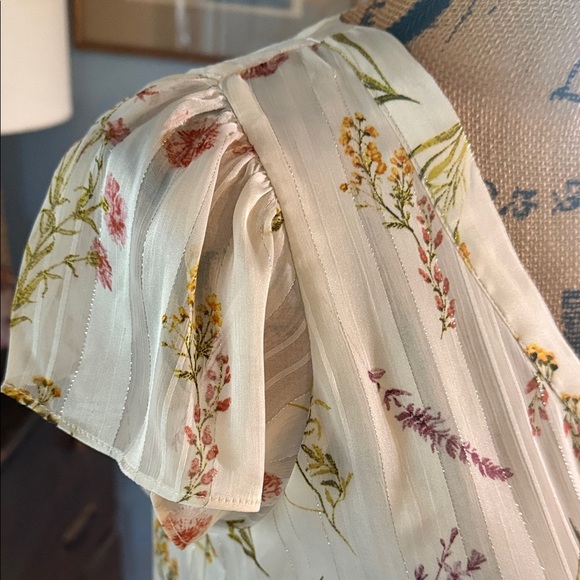 Cupcakes and Cashmere Ivory Multicolored Botanical Floral Print V-Neck Blouse - Picture 3 of 12